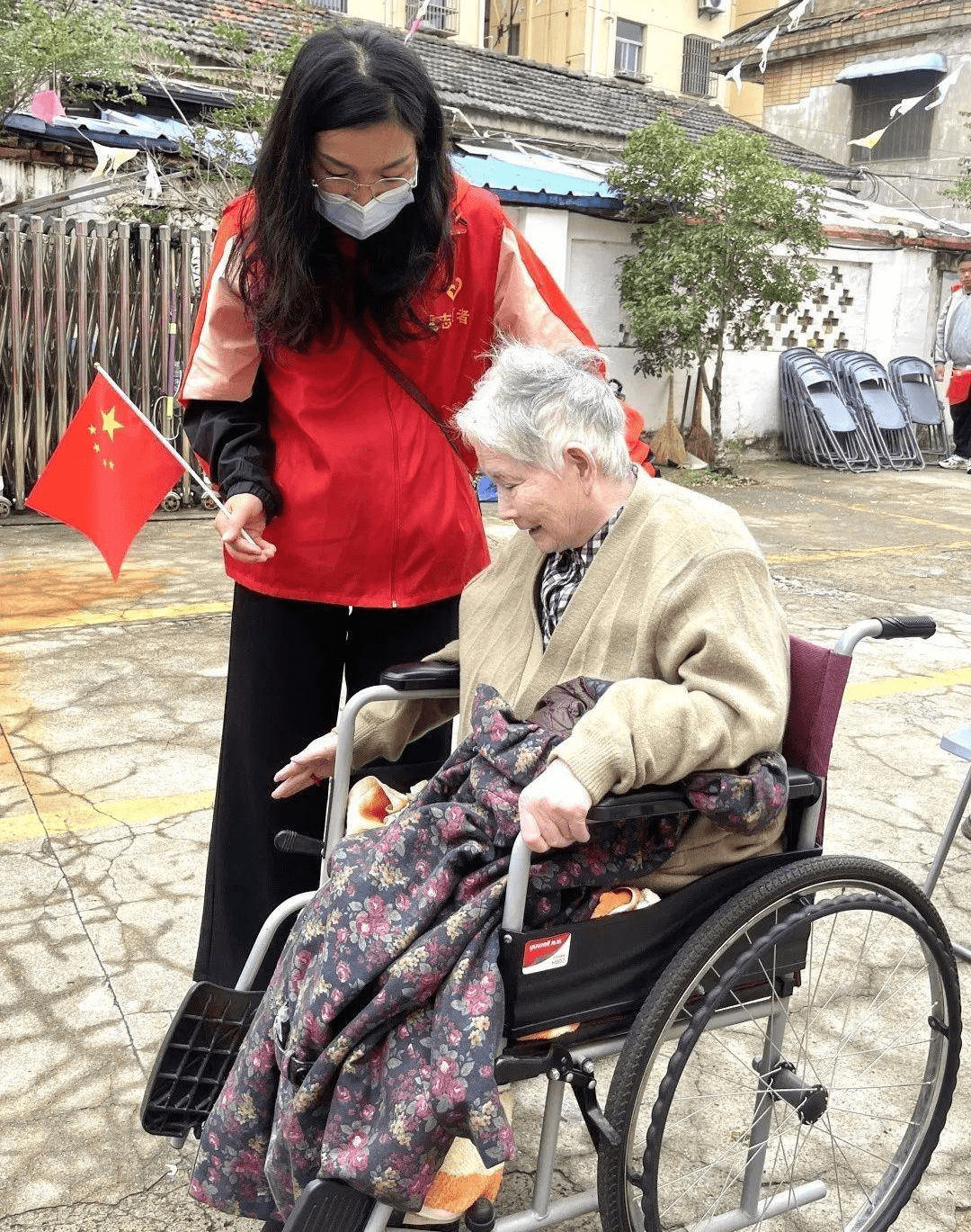 陈福萍副书记向团员,队员们简单介绍了重阳节的来历