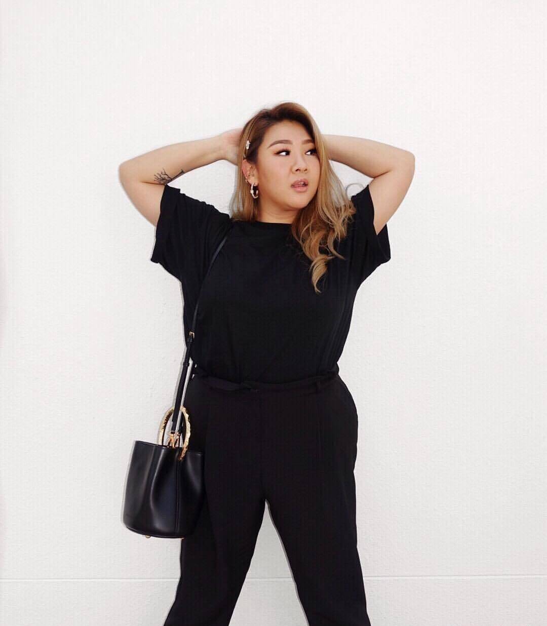 郑欣宜穿出了"微胖美精髓",衬衫配时尚裙干练利落,自信张扬_黑色_进行