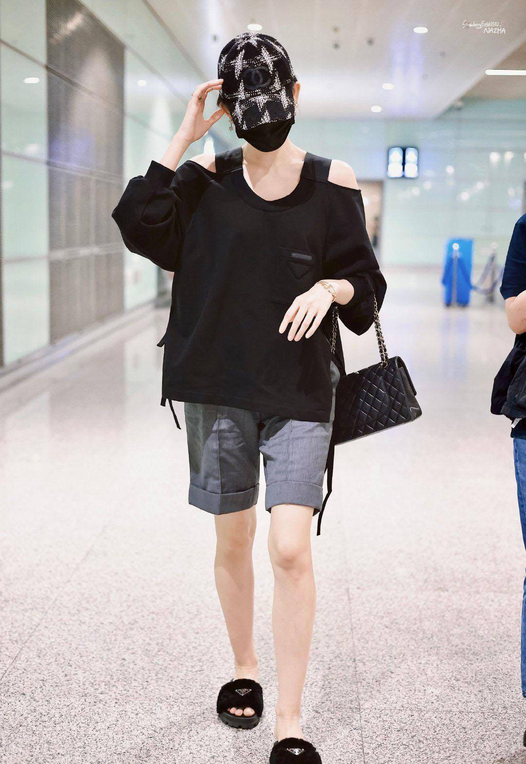 古力娜扎最新机场私服,穿宽松短裤踩拖鞋,网友:美女成了大老爷们_黑色