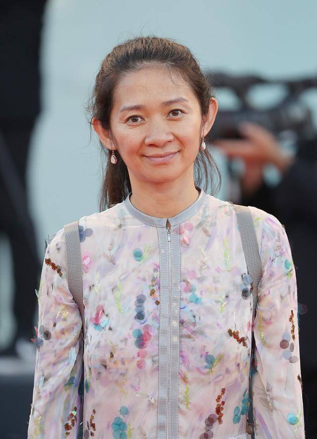 宋丹丹继女素颜出席威尼斯电影节,穿碎花裙也高级,很自信_裙子_服装