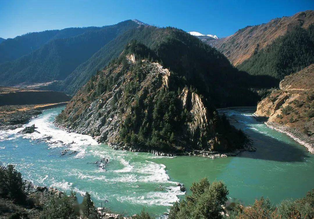 "龙头""龙尾"5卡瓦洛日神山位于新龙县大盖镇境内,距新龙县城90公里.