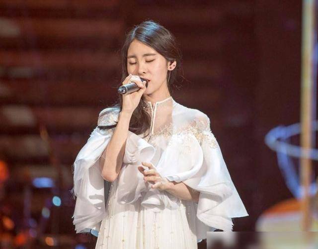 13年恋爱终错付,张靓颖和结婚时的伴郎相恋,冯轲官宣签约张碧晨_冯珂