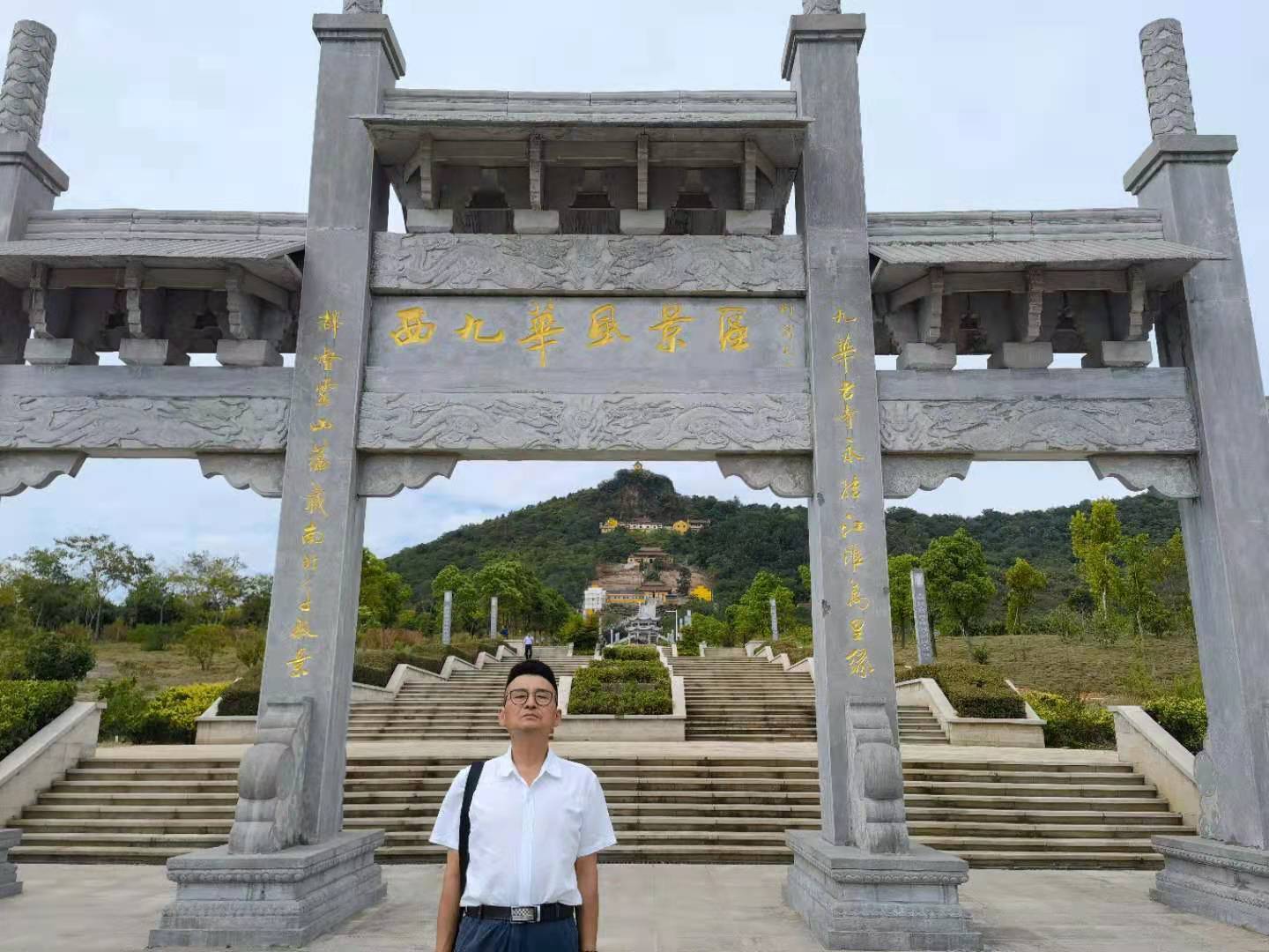 王秉刚冰山书法走近360行：走近西九华佛教胜地，应邀题字：佛