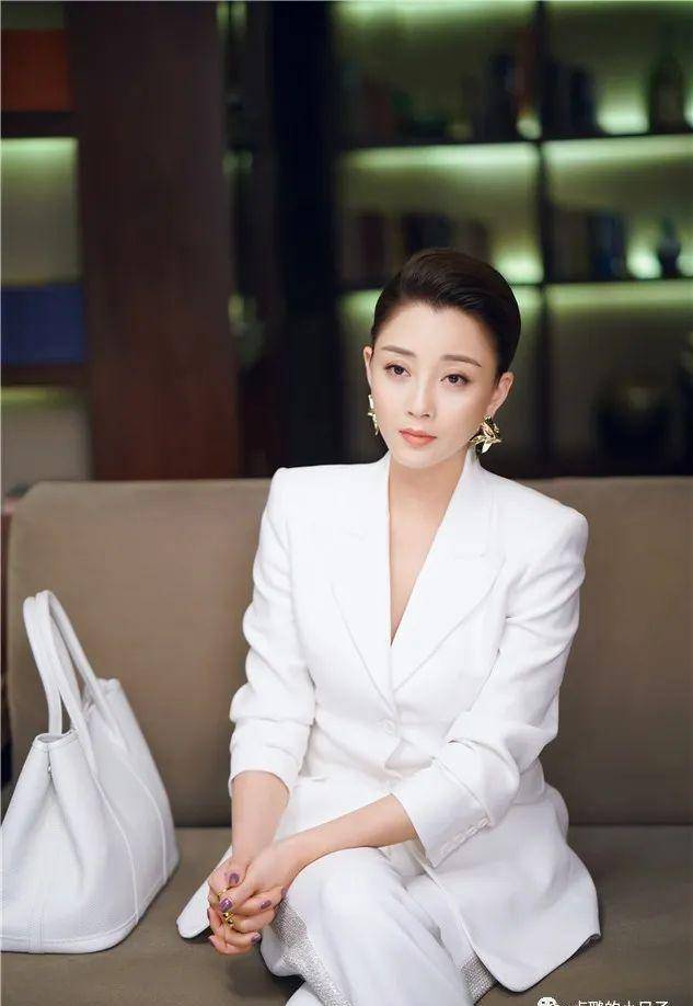 看《正青春》刘敏涛和殷桃的穿搭,才明白职场穿搭细节上的讲究_西装