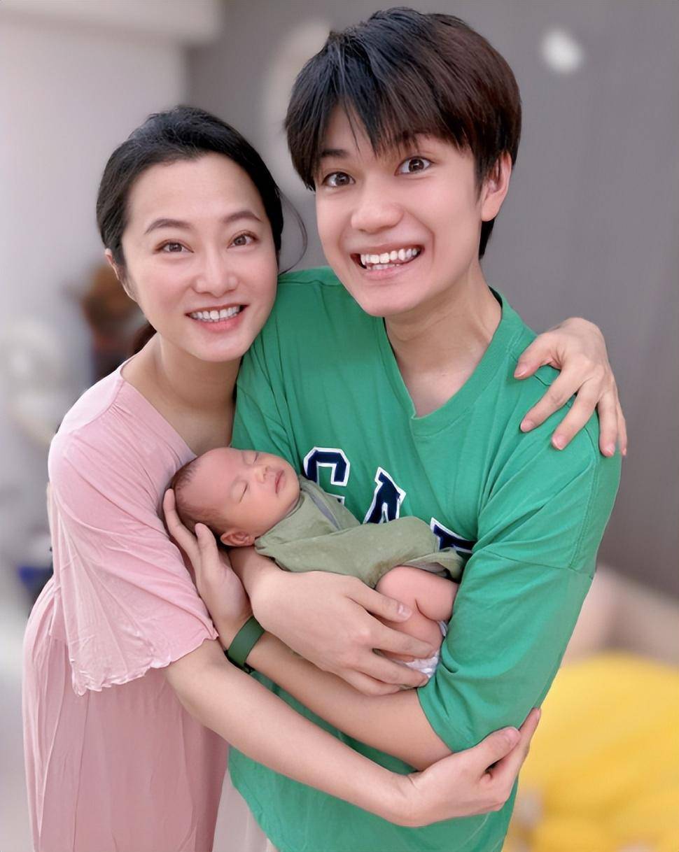 赵小侨全家确诊新冠,刚出生女儿不幸中招,她晒母女合照报平安_刘亮