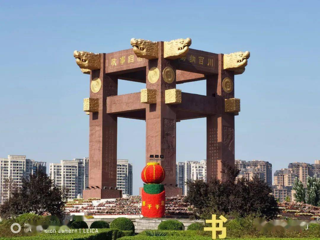 车在开封下了高速,就上了宽敞的迎宾大道,远远望见天马广场大转盘上的