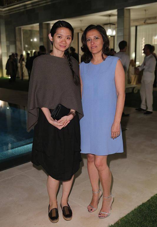 宋丹丹继女素颜出席威尼斯电影节,穿碎花裙也高级,很自信_裙子_服装