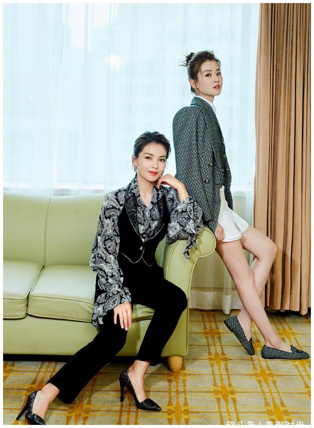 刘涛,乔欣欢乐颂二美同框,穿复古风职业装,乔欣妹子长腿逆天_柔道