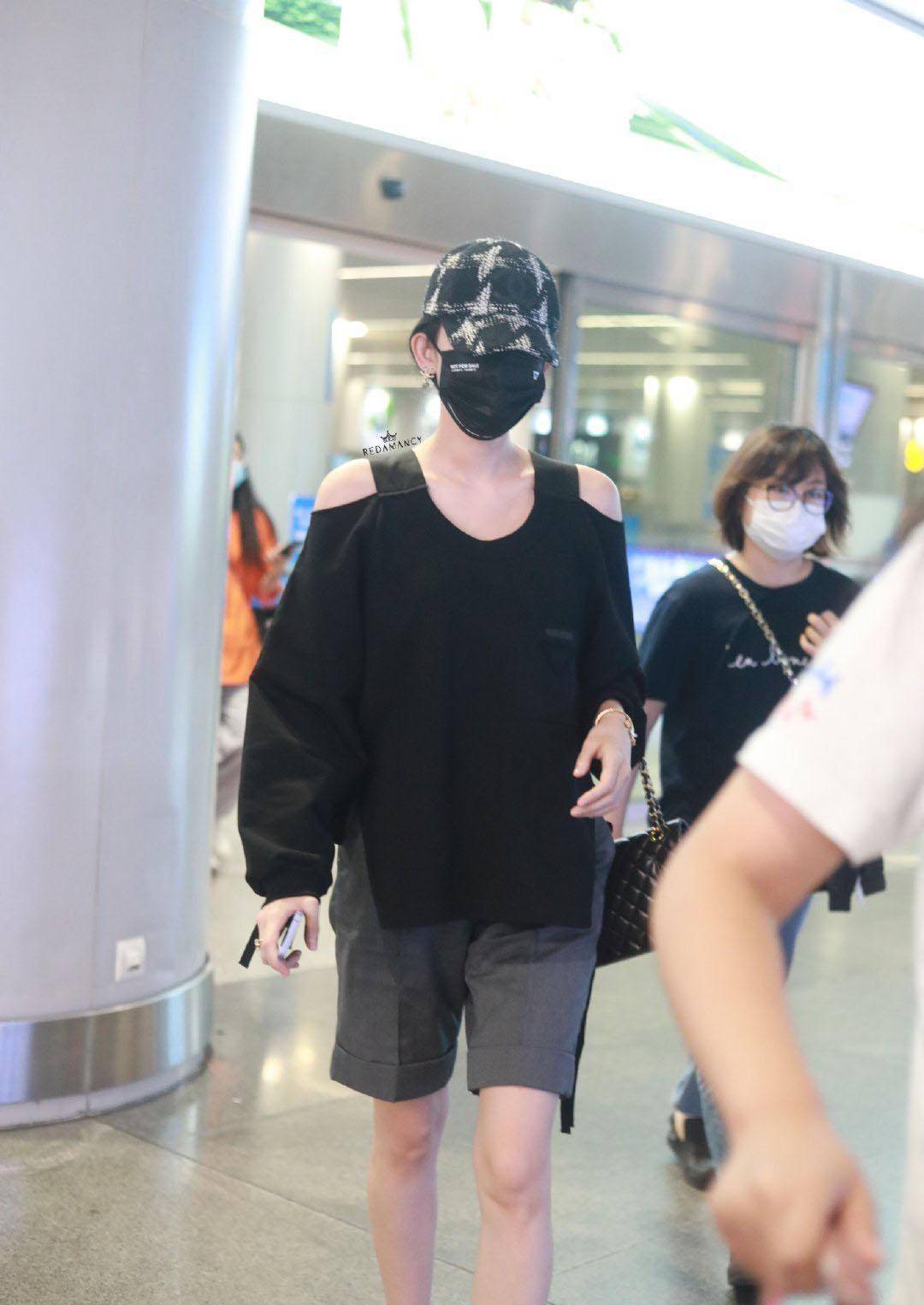 古力娜扎最新机场私服,穿宽松短裤踩拖鞋,网友:美女成了大老爷们_黑色