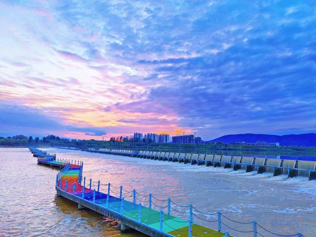 赏一场唯美晚霞追一次浪漫落日还可以到九曲彩虹桥若是恰逢傍晚时分来