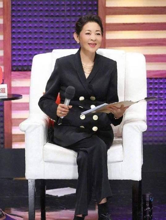 61岁倪萍好时髦,蓝色衬衫搭阔腿裤贵气显瘦,好适合微胖妈妈们_版型