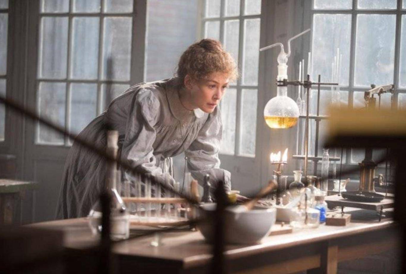 居里夫人的影视形象居里夫人惊讶地发现沥青铀矿的放射性比氧化铀还要