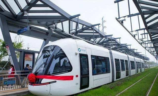 现在很多城市都保留了有轨电车的"回忆",比如大家熟悉的重庆轻轨,虽说