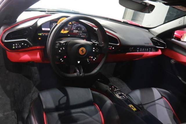 控制,方向盘多功能触控板,启动按键,空调系统控制以及副驾前屏幕等