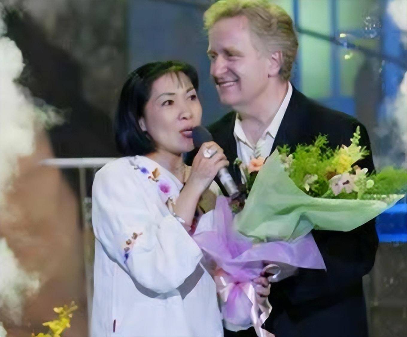 62岁沈丹萍罕露面气质好!