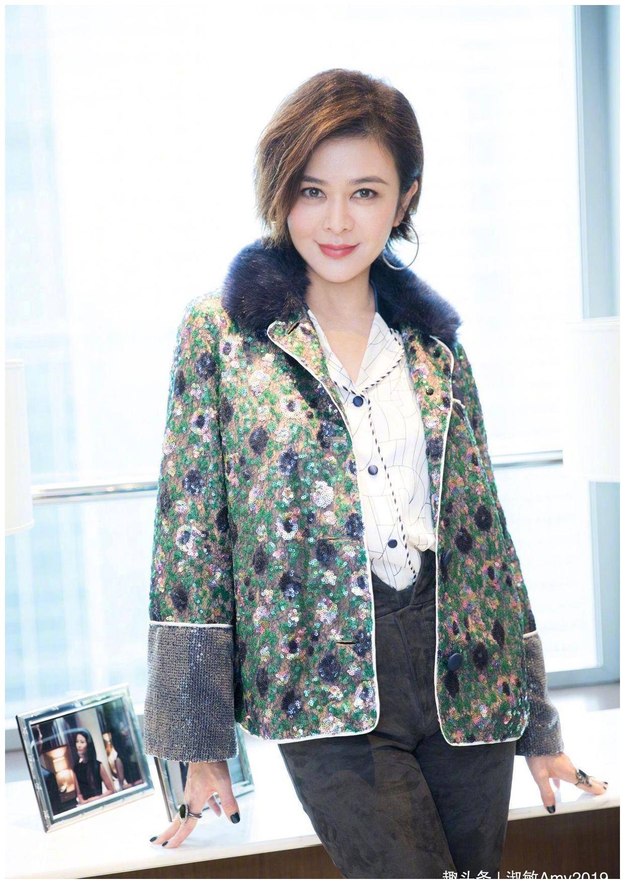 关之琳56岁气质不减,剪掉十年长发变波波头,穿印花外套减龄时髦_女性
