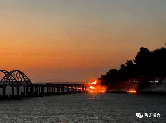 俄罗斯连接克里米亚的大桥被炸毁