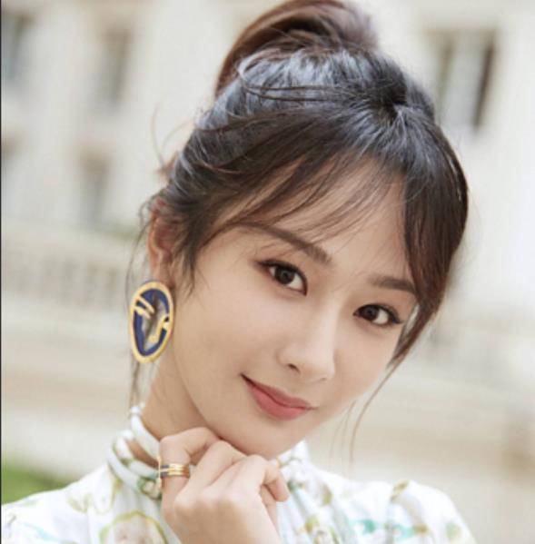 杨紫掀起刘海露出额头,气质都变了,惊艳到你了吗?_发型_儿女_小雪