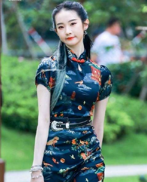 张艺凡旗袍亮相,路人镜头下暴露真实身材,没有ps的腿型认真的?