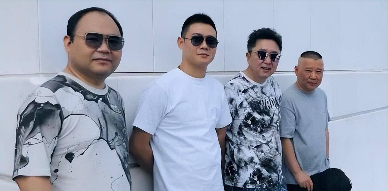 德云社郭德纲,侯震同行,一前一后拎包出现,却引发粉丝调侃_演出_朋友