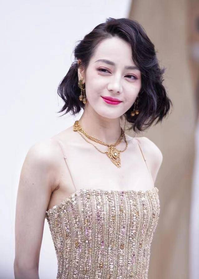 短发的迪丽热巴好干练,颠覆原甜美风格,穿金色吊带裙凸显奢华_显得