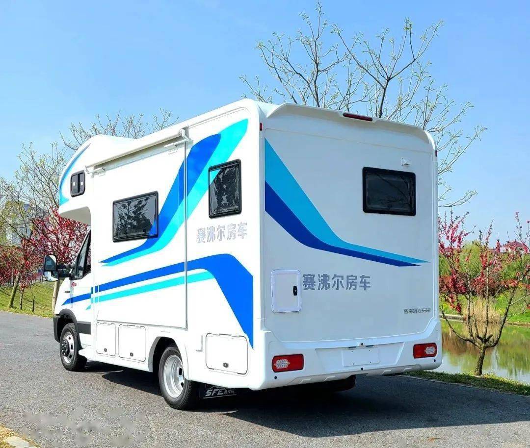 赛沸尔房车依维柯c型单拓展-后开门实木系列 让享受贯穿旅途_搜狐汽车