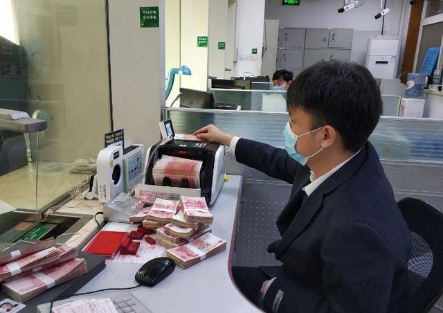 我妈在银行存款50万,每月"躺赚"2083.