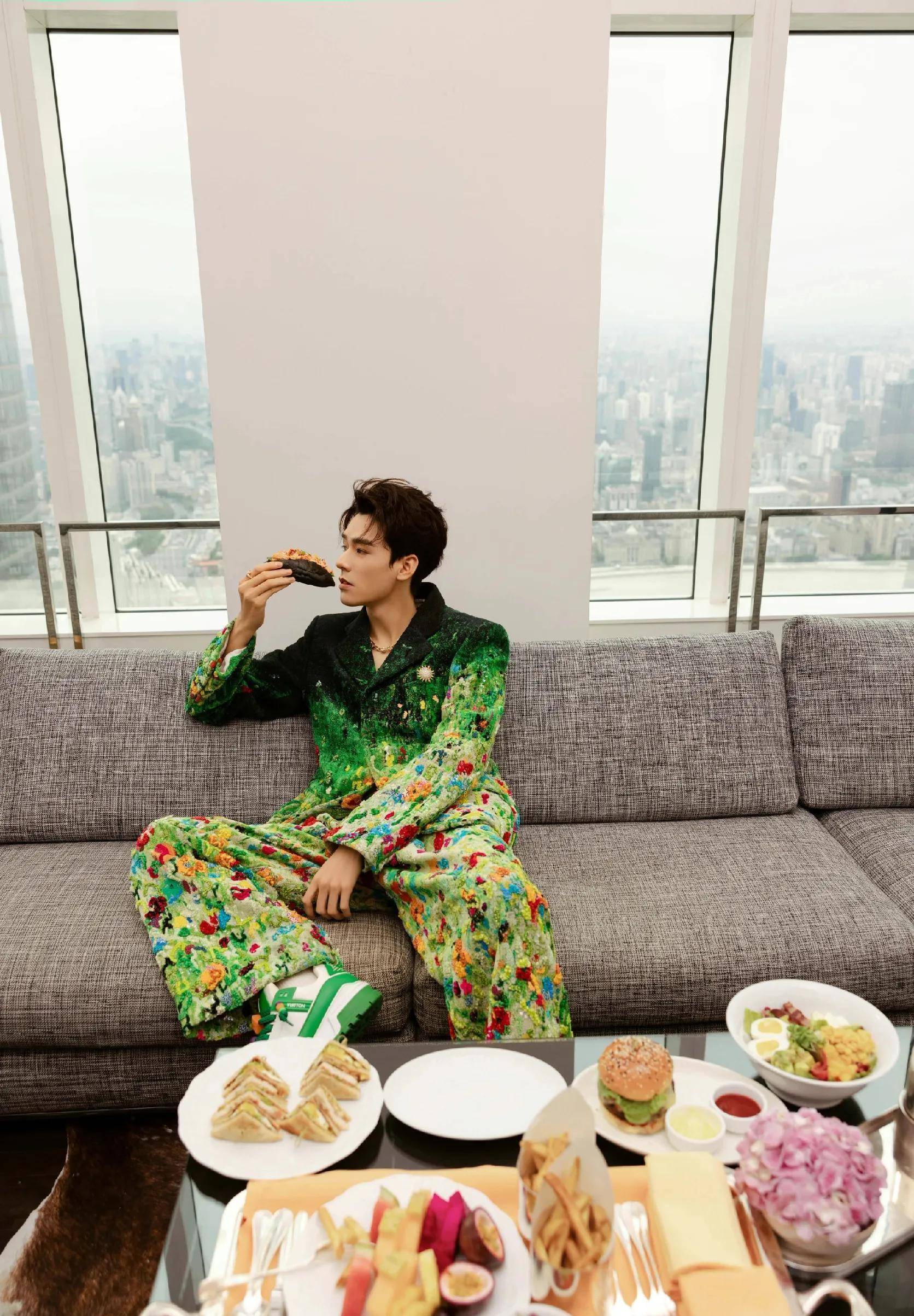 龚俊vogue森林王子造型,一身绿色花西装好花枝招展_活动_中情_明星