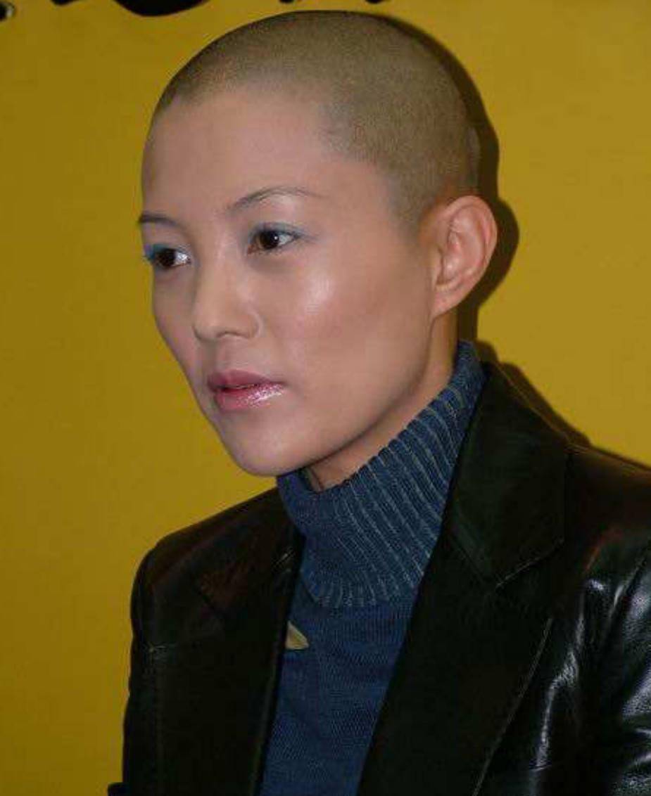 春晚常客星途璀璨,18岁就结婚,而后却剃头退圈引无数人唏嘘_谢雨欣