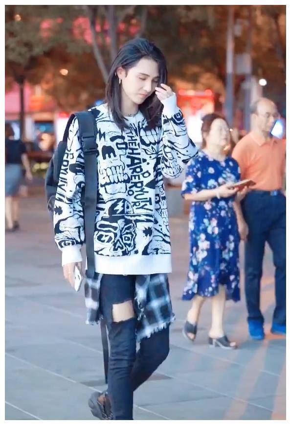 因为很多人认为男孩不应该留这么长的头发.