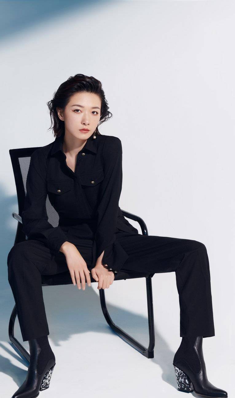 白色t搭配黑色格纹皮裙,万茜依旧霸气,个性手镯抢眼_时尚_显得_的设计