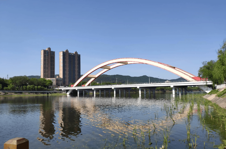 省大悟縣交界,東連雞籠山,西鄰雞公山,南灣湖,含六大景區:靈山寺景區