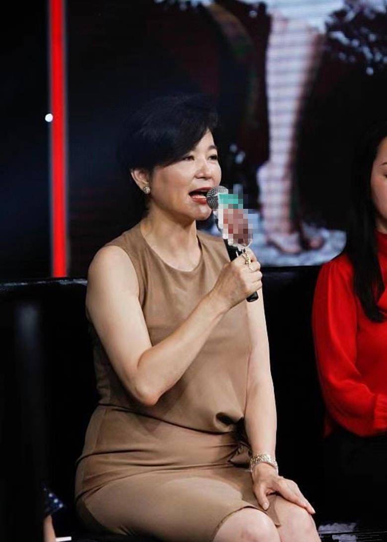 林青霞气质优雅,就算穿裙子肚子堆积几层赘肉,也还是这么漂亮!