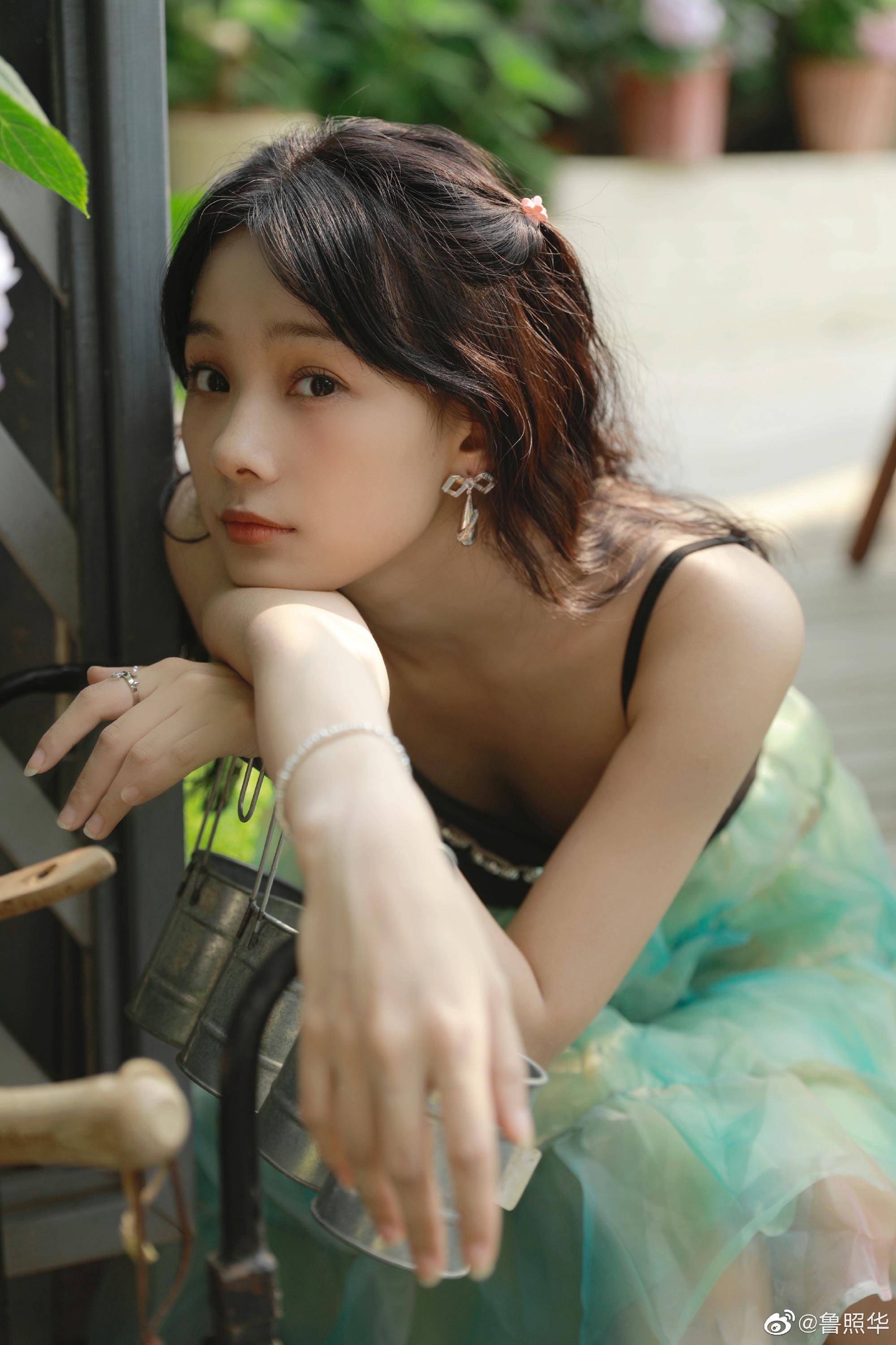 于正旗下鲁照华写真大片曝光,小清新高颜值少女自带文艺气质_服饰