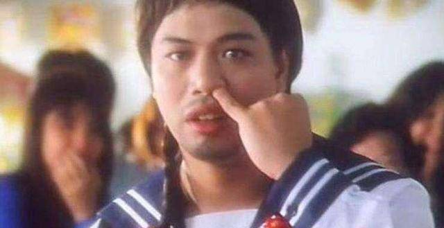 他是周星驰的御用配角,女儿现已长大成人,是个真正的