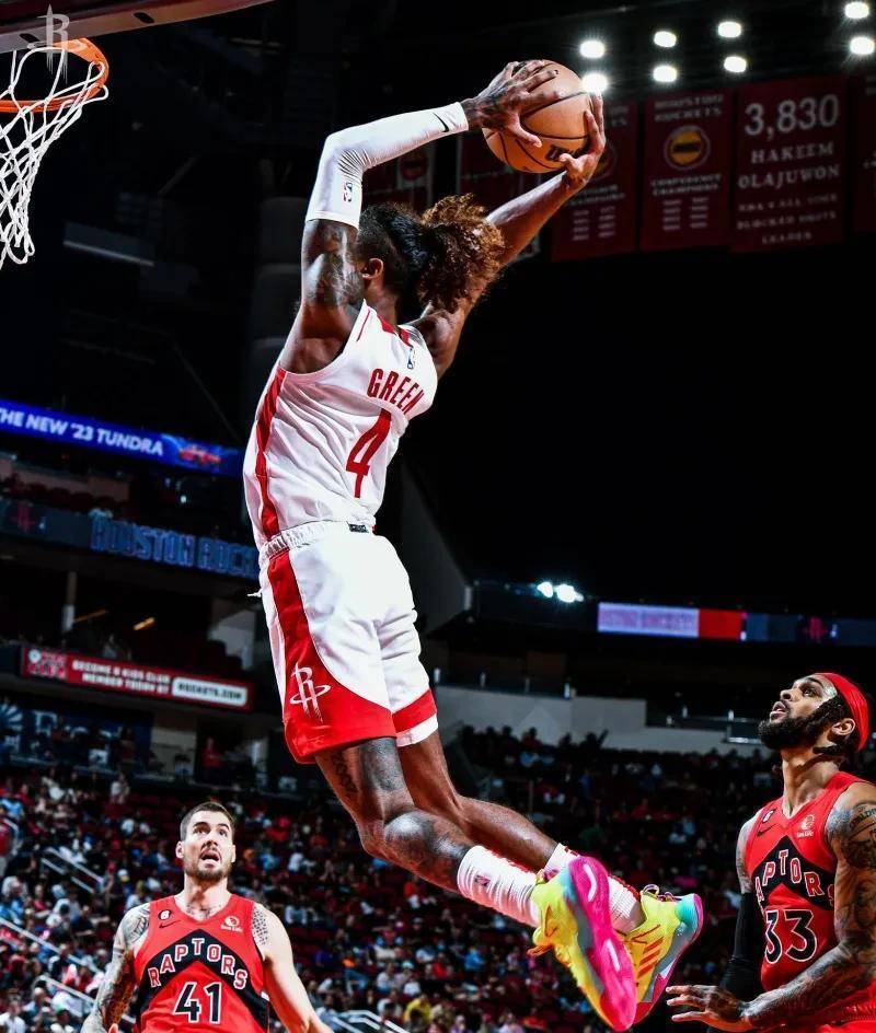 杰伦格林在24分钟内得到23分4篮板2助攻.