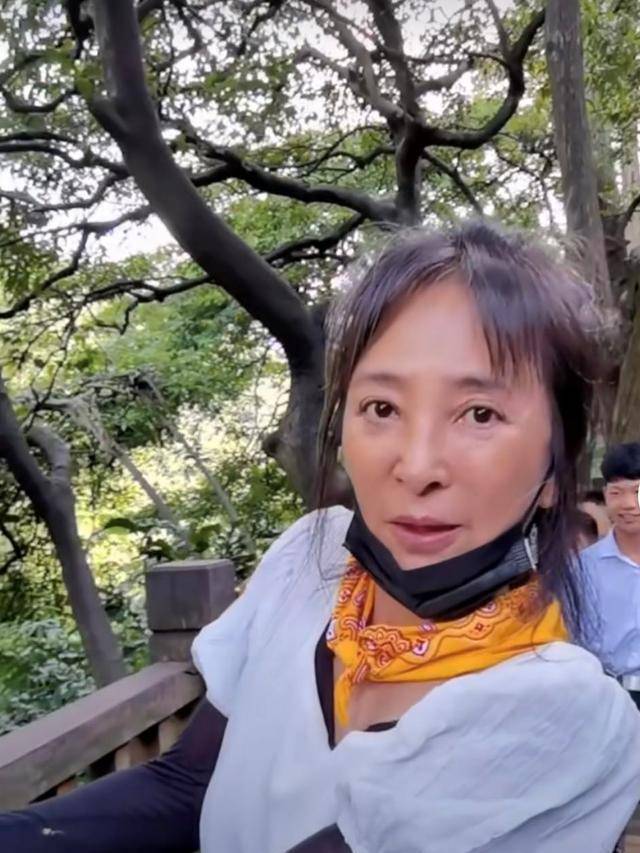 57岁李勤勤近况曝光,白发丛生皱纹满脸,毫无星味可言!_视频_生活_猴子