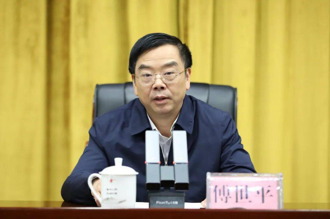 省委组织部副部长(正厅长级)傅世平出席会议,宣布省委关于省交通投资