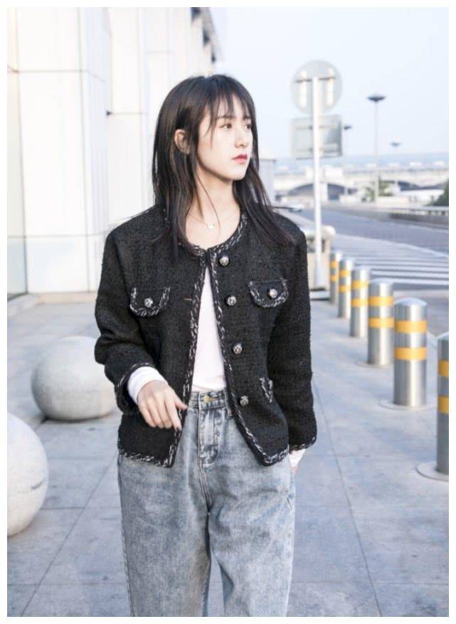 袁冰妍身上穿着黑色外套,外套的风格也是那种小香风的风格,很好地展现
