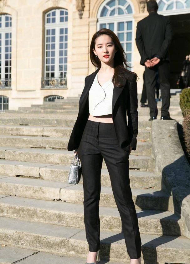 刘亦菲的时尚一般人还是学不来,衣品平庸太简单,就靠气质硬撑着_黑色