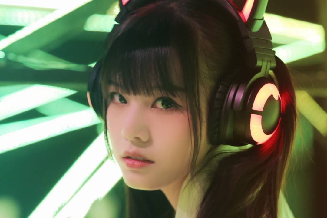 因可爱走红的"火线妹",线下暴露真实颜值,不带耳机认不出来_网络_侵权