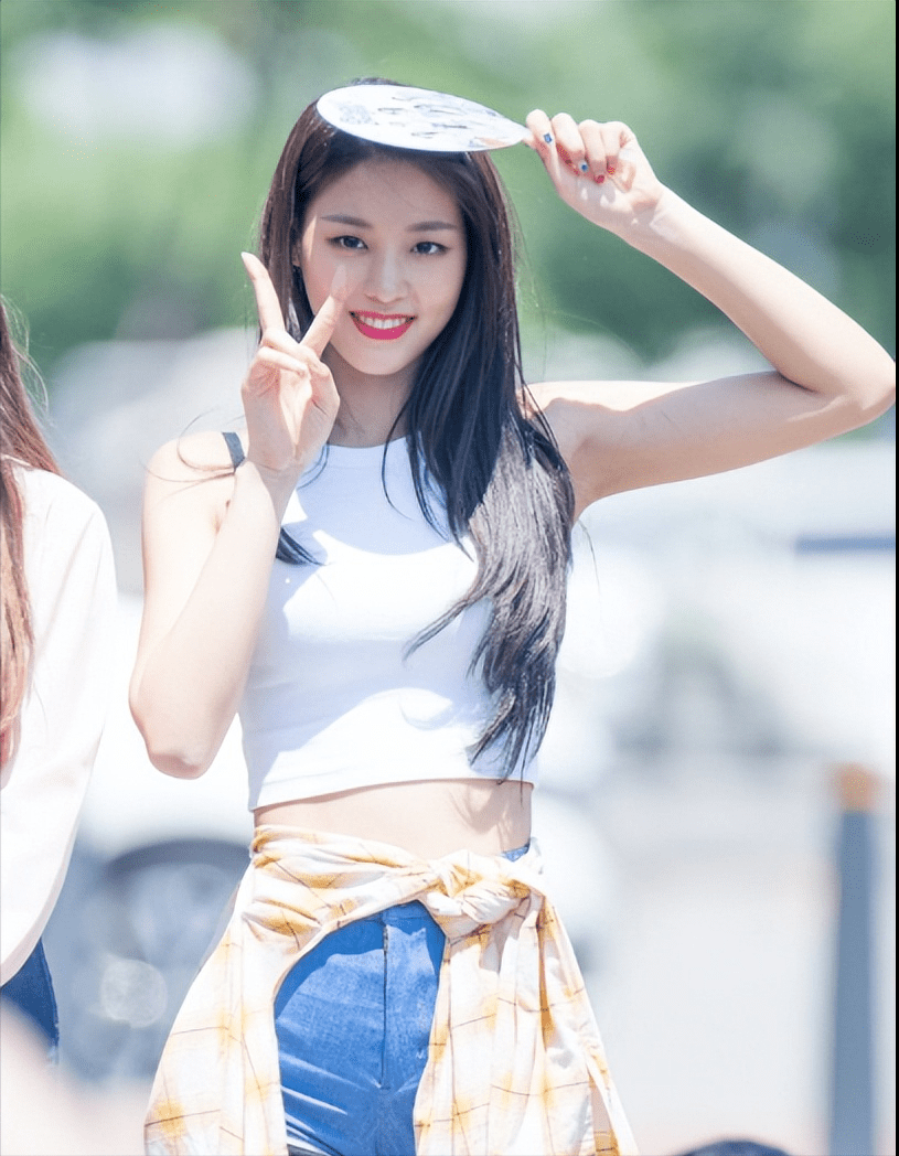 她是南韩的"国民女友",95后成员金雪炫,拥有魔鬼般