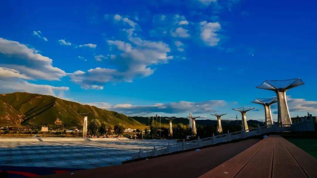 图们江广场:图们江广场位于图们江边,中心观演广场呈圆形,外侧建有大