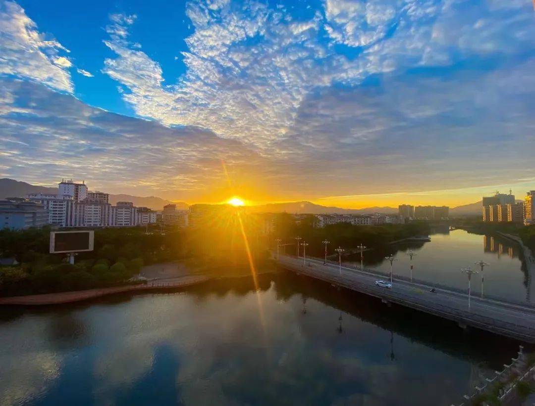 和朝霞相伴朝霞把天空染成橘紅色雲霞綻放,旭日東昇又一次打翻了調色