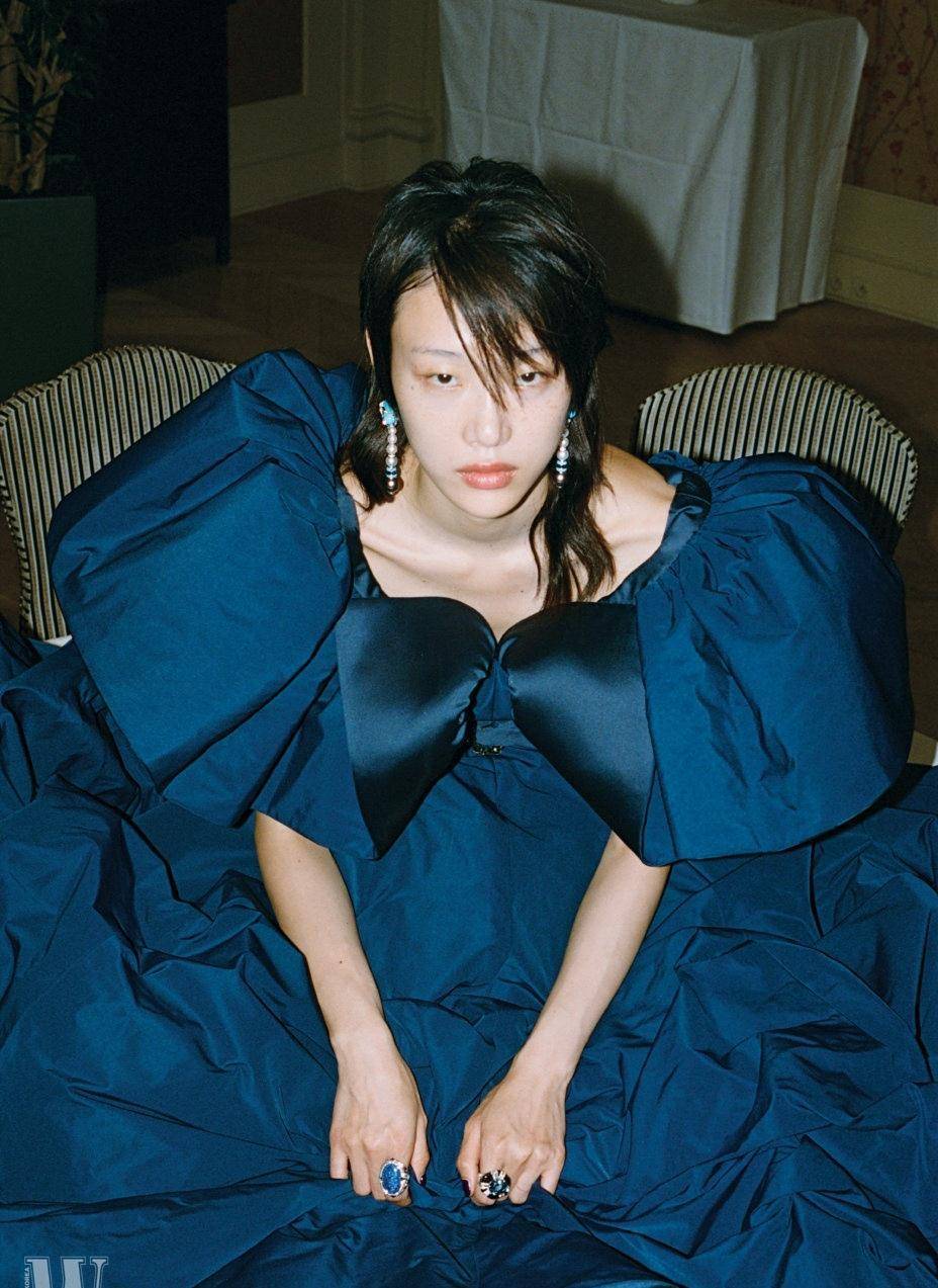 打破韩娱"白幼瘦"审美,超模崔素拉一脸不羁,穿泡泡裙都超拽!