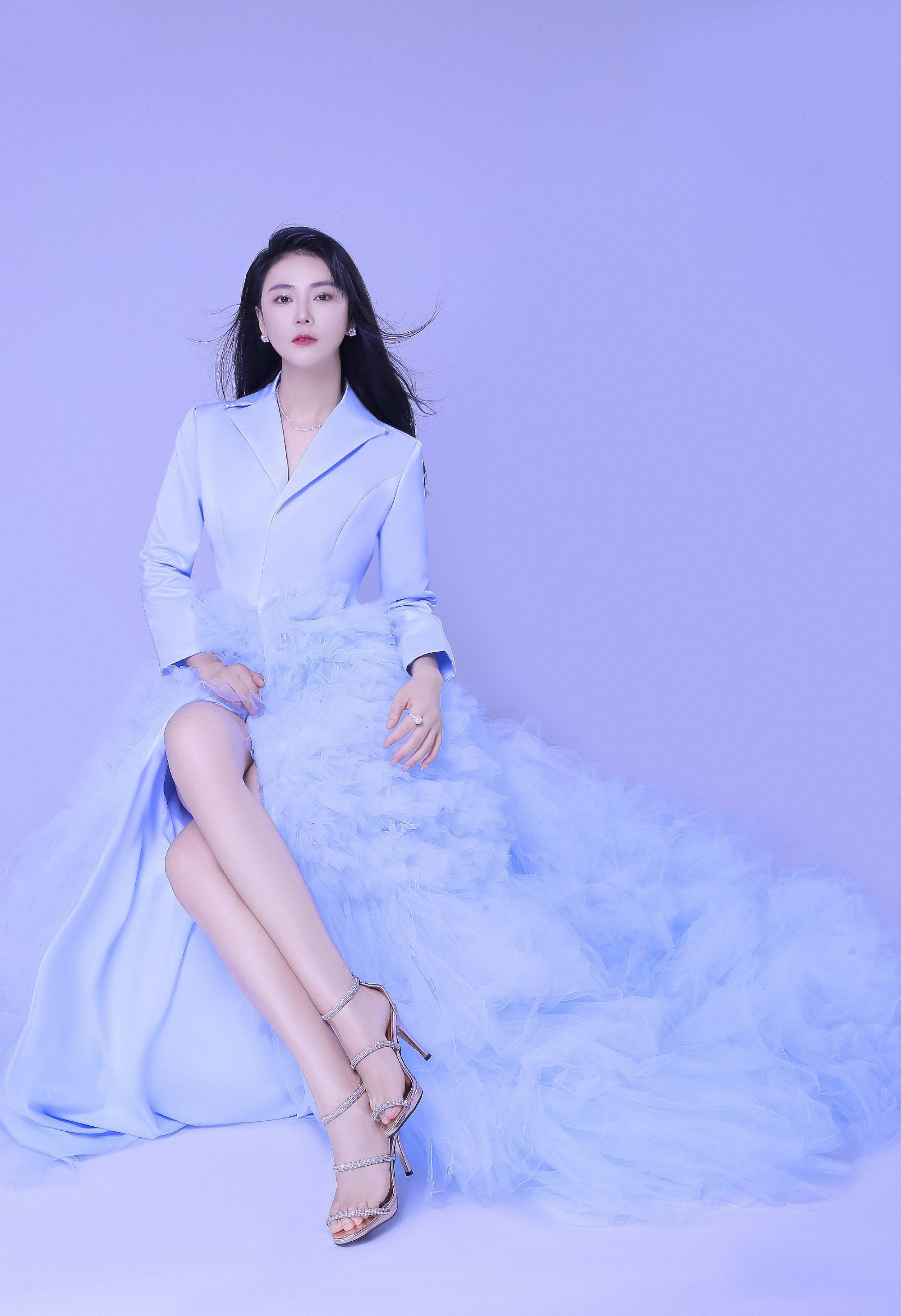 世界小姐亚军吴丹身穿天蓝色高开衩长裙,尽显大美长腿_写真_中国_照片