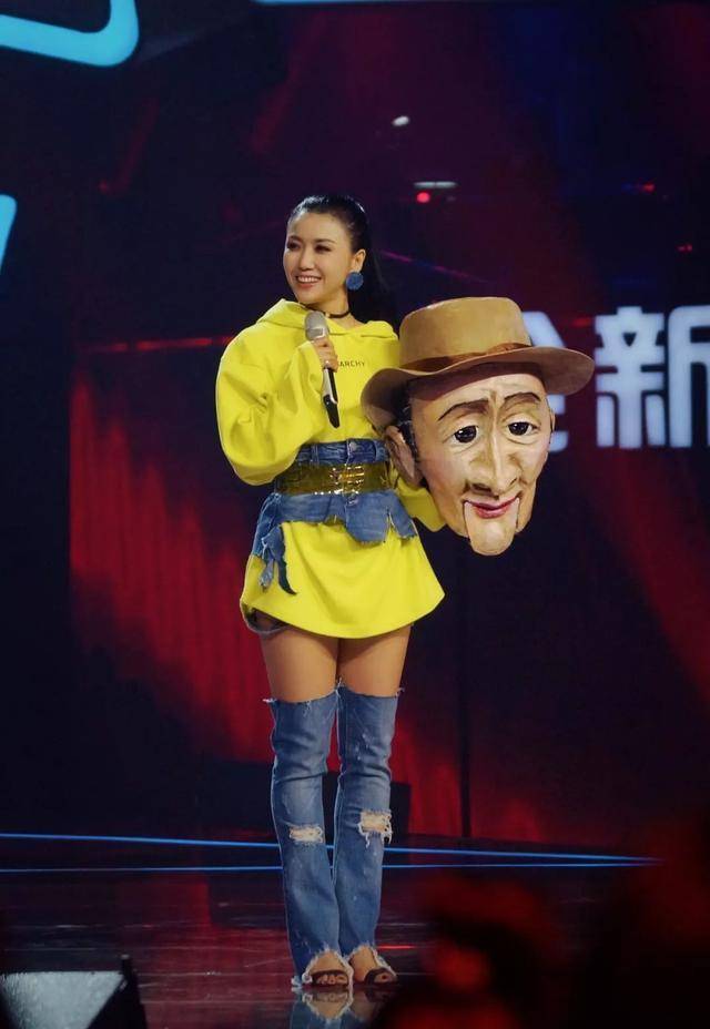 42岁王蓉公开商演捞金,穿超短皮裙卖力又唱又跳,身材走样严重_造型