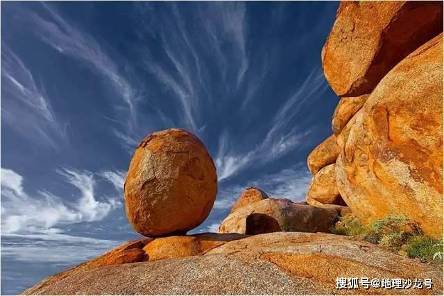 在新西兰南岛东南部的摩拉基海滩上，分布着许多圆形巨石？