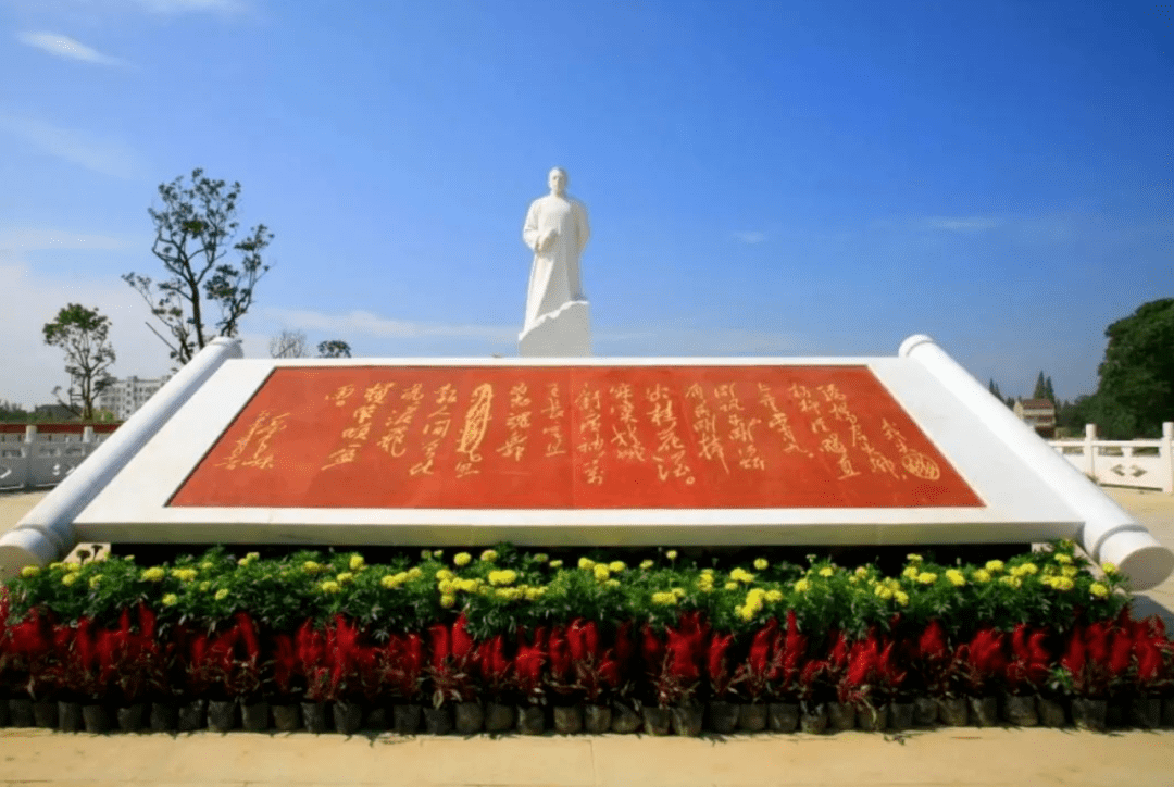 纪念园内柳直荀石像此外,园区里还专门建有一座无名烈士墓,用来纪念