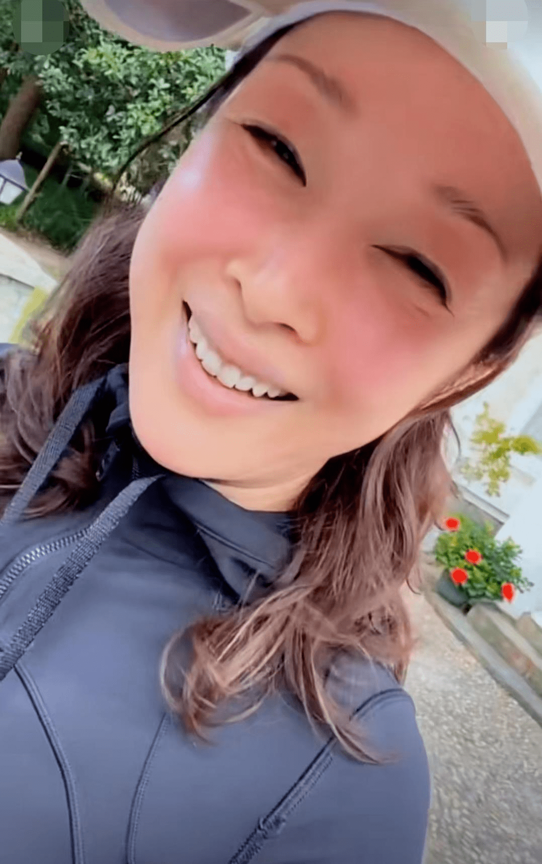 歌手孙悦这年纪还在逞强,穿帆布鞋玩滑板,别人50岁都当奶奶了!